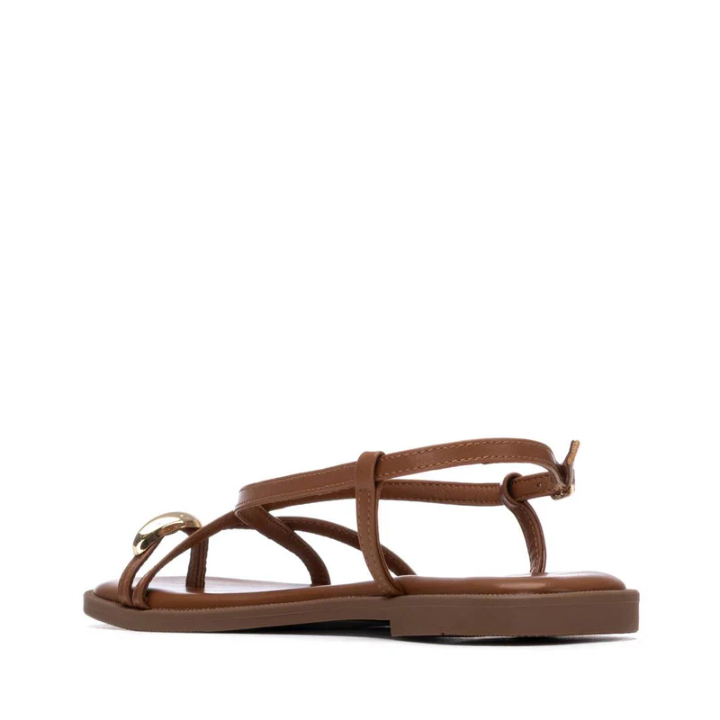Sandalia marrón plana anillo Xti2