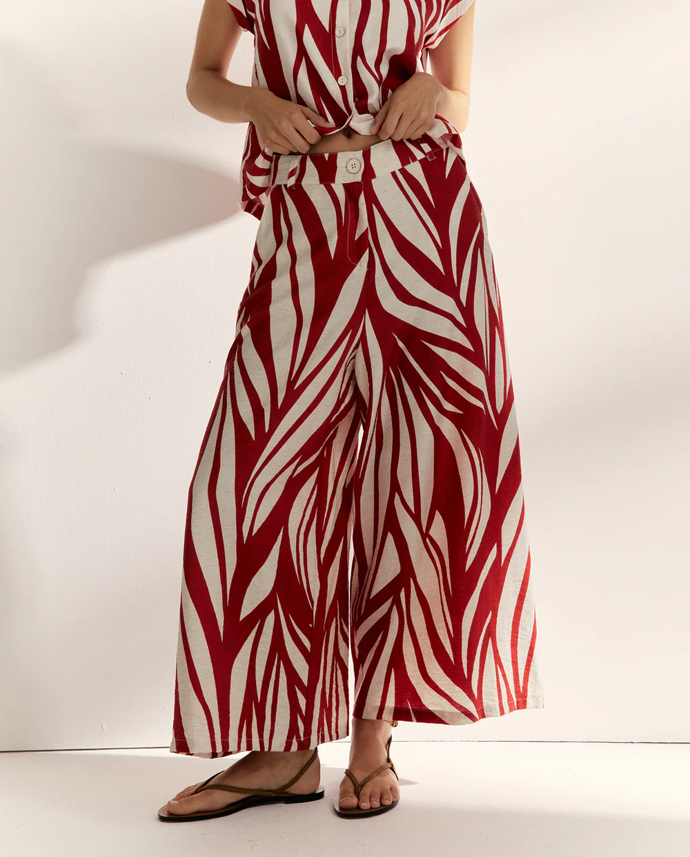 Pantalón ancho de mujer estampado tobillero rojo